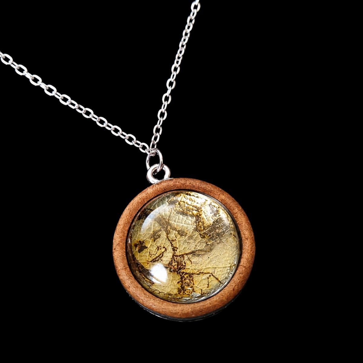 Engraved leaf resin and wood necklace — image 1