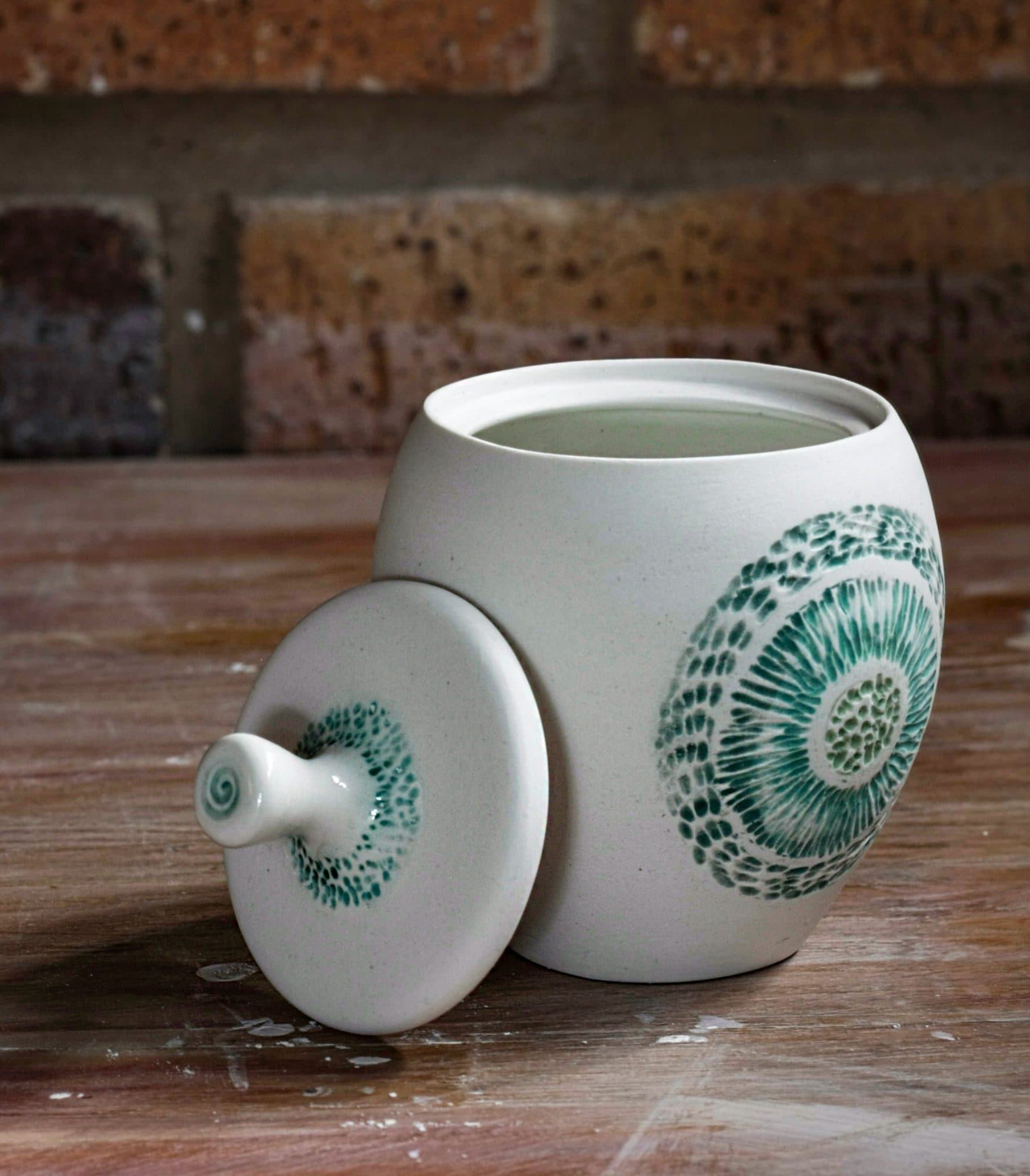 Ceramic bowl with lid