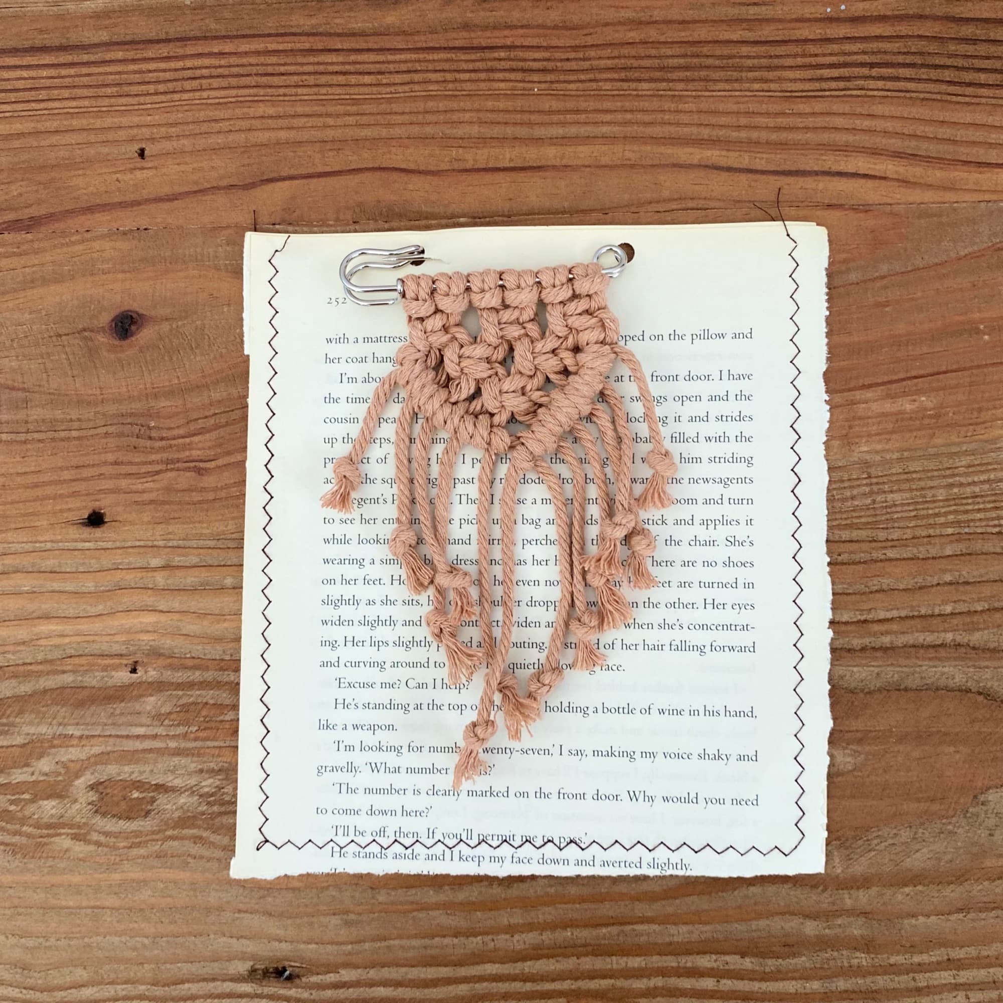 Light mauve pink macramé brooch
