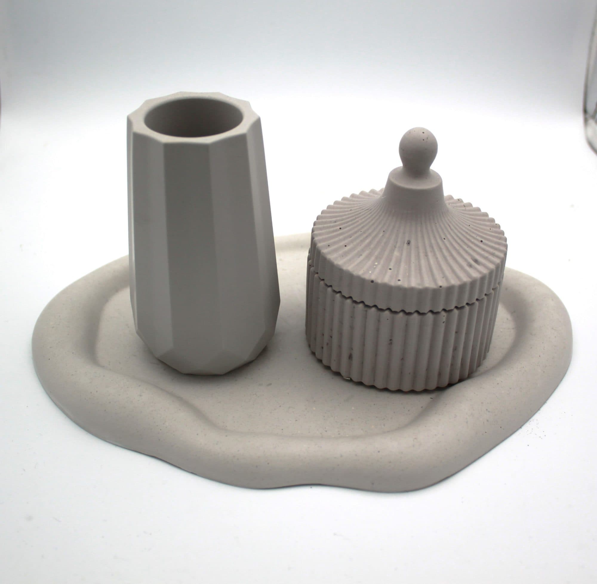Complete set, image 1