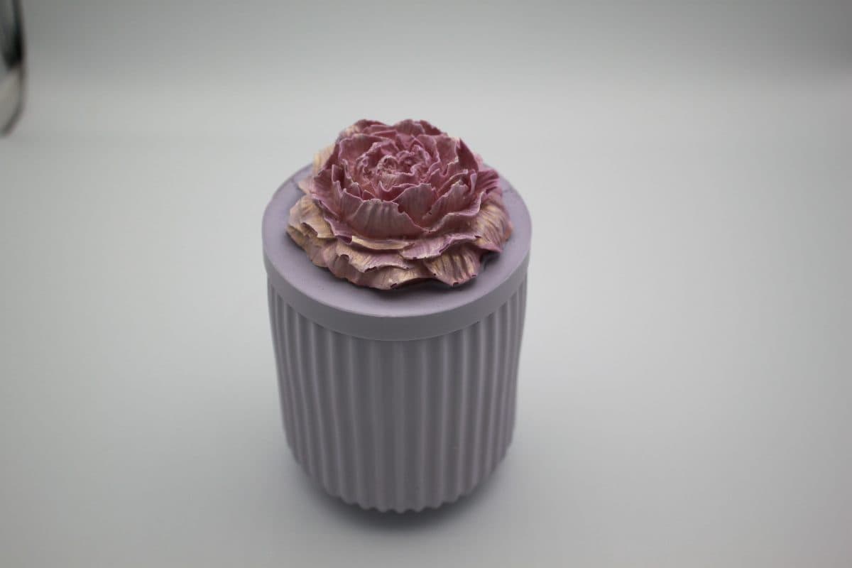 RIBBED VESSEL WITH CANDLE & FLOWER LID