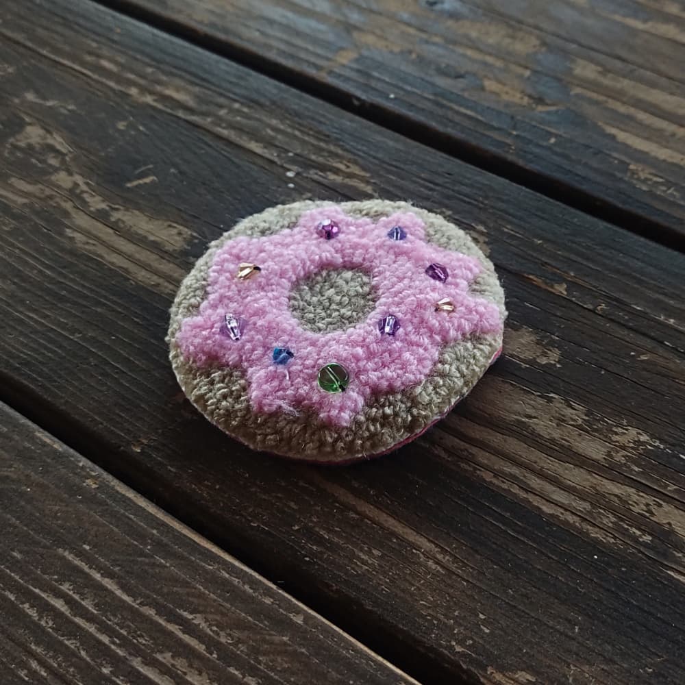Doughnut Fridge Magent | Quirky yarn art